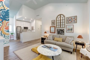 Smart TV - My Sunny Day - Airy Loft W/ Mural - 5 Min to SAV By Lucky Savannah (Thunderbolt)