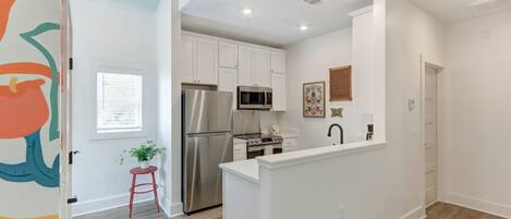 Refrigerador, microondas, horno y parrilla de estufa