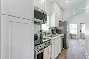 Kjøleskap, mikrobølgeovn, ovn og kokeplater