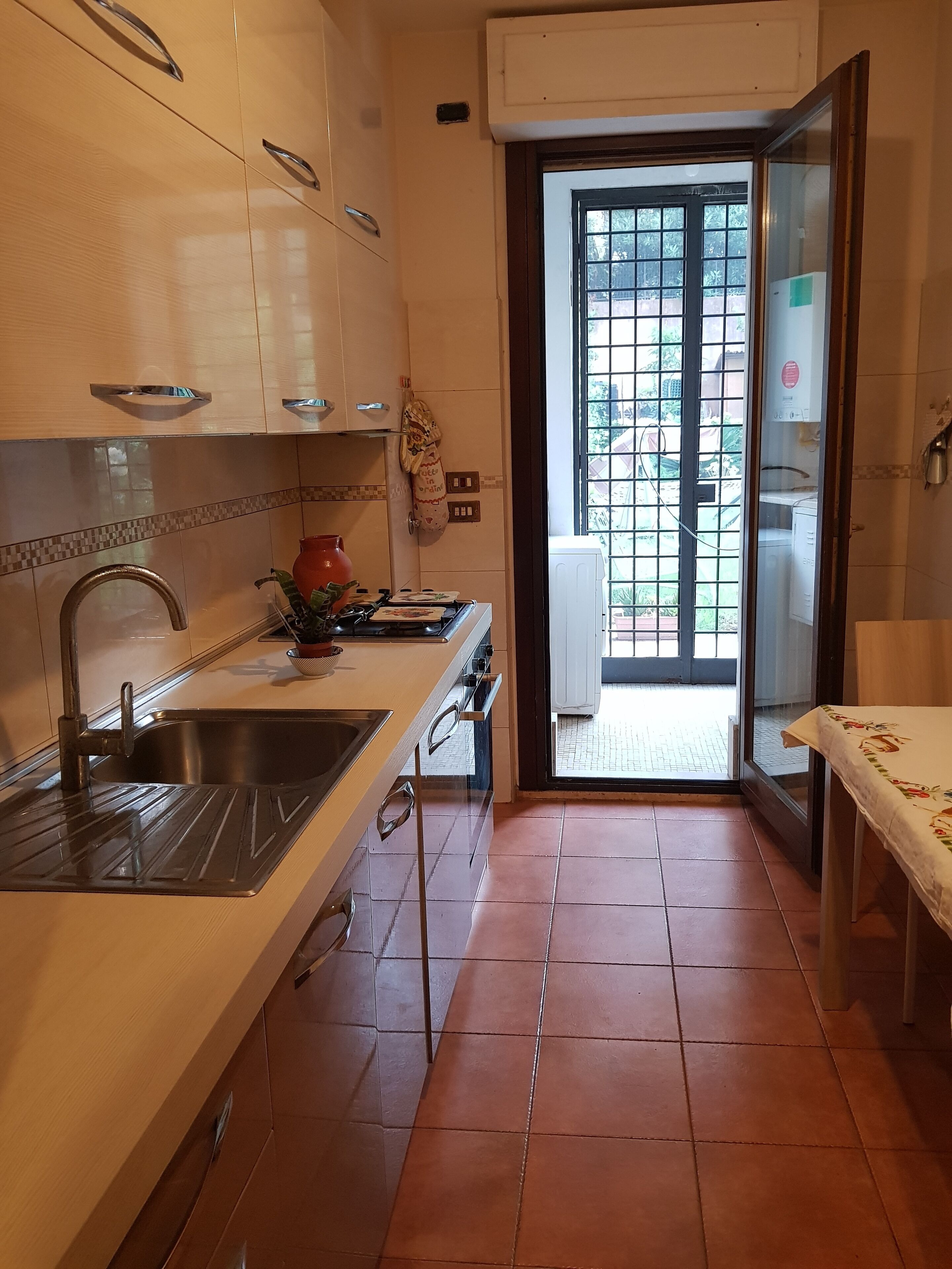 Frigorifero, forno, piano cottura, lavastoviglie