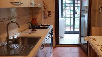 Frigorifero, forno, piano cottura, lavastoviglie