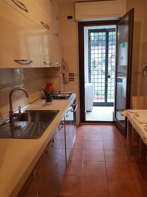 Fridge, oven, stovetop, dishwasher