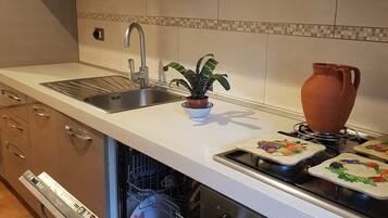 Frigorifero, forno, piano cottura, lavastoviglie