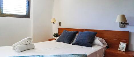 1 dormitori, planxa i posts de planxar i un bressol de viatge