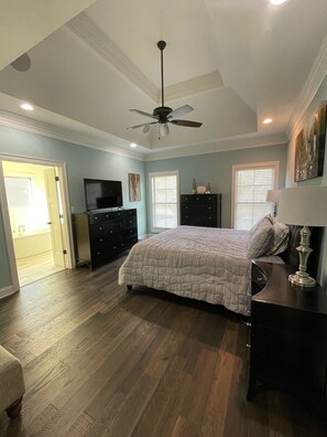 4 habitaciones, tabla de planchar con plancha, wifi y ropa de cama 