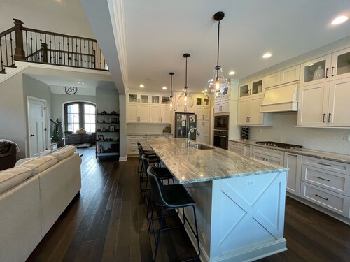 Beautiful home with pool & home gym! Just 20 min to KY Derby!!