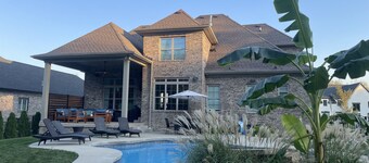 Beautiful home with pool & home gym! Just 20 min to KY Derby!!
