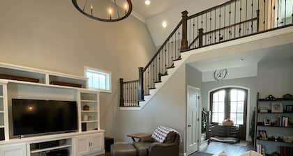 Beautiful home with pool & home gym! Just 20 min to KY Derby!!