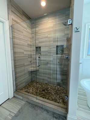 Secadora de cabello, toallas, jabón, papel de baño 