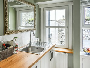 Oppvaskmaskin og høy barnestol