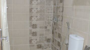 Regadera, toallas, jabón, shampoo