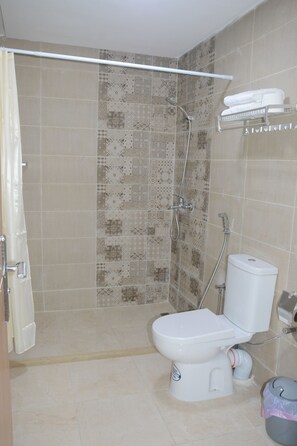 Douche, serviettes fournies, savon, shampoing