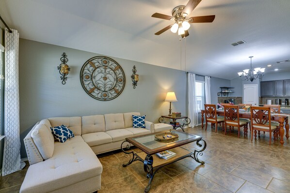 Casa (4 Bedrooms) | Zona de estar | Una televisión