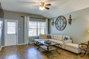 TV - Beautiful San Antonio Home w/ 75" TV & King Bed (San Antonio)