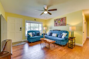 Living area - Florida Escape w/ Patio & Fire Pit, Near Beaches! (Fort Walton Beach)