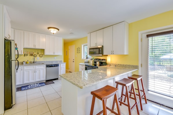 House (3 Bedrooms) | Private kitchen | Microwave, oven, stovetop, dishwasher - Florida Escape w/ Patio & Fire Pit, Near Beaches! (Fort Walton Beach)