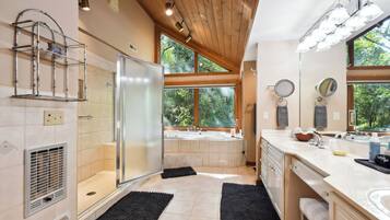 House (6 Bedrooms) | Interior