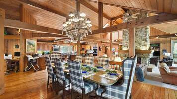 House (6 Bedrooms) | Interior