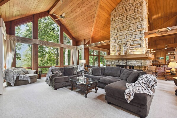 House (6 Bedrooms) | Interior