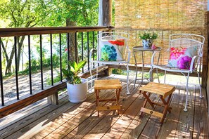 Interior - Lakefront Cottage by Little Golden Gate Bridge (Eureka Springs)