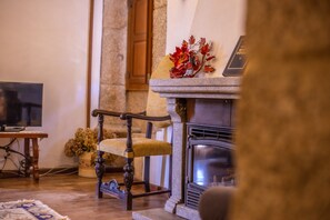 TV connectée de 43 pouces avec chaînes par câble, cheminée