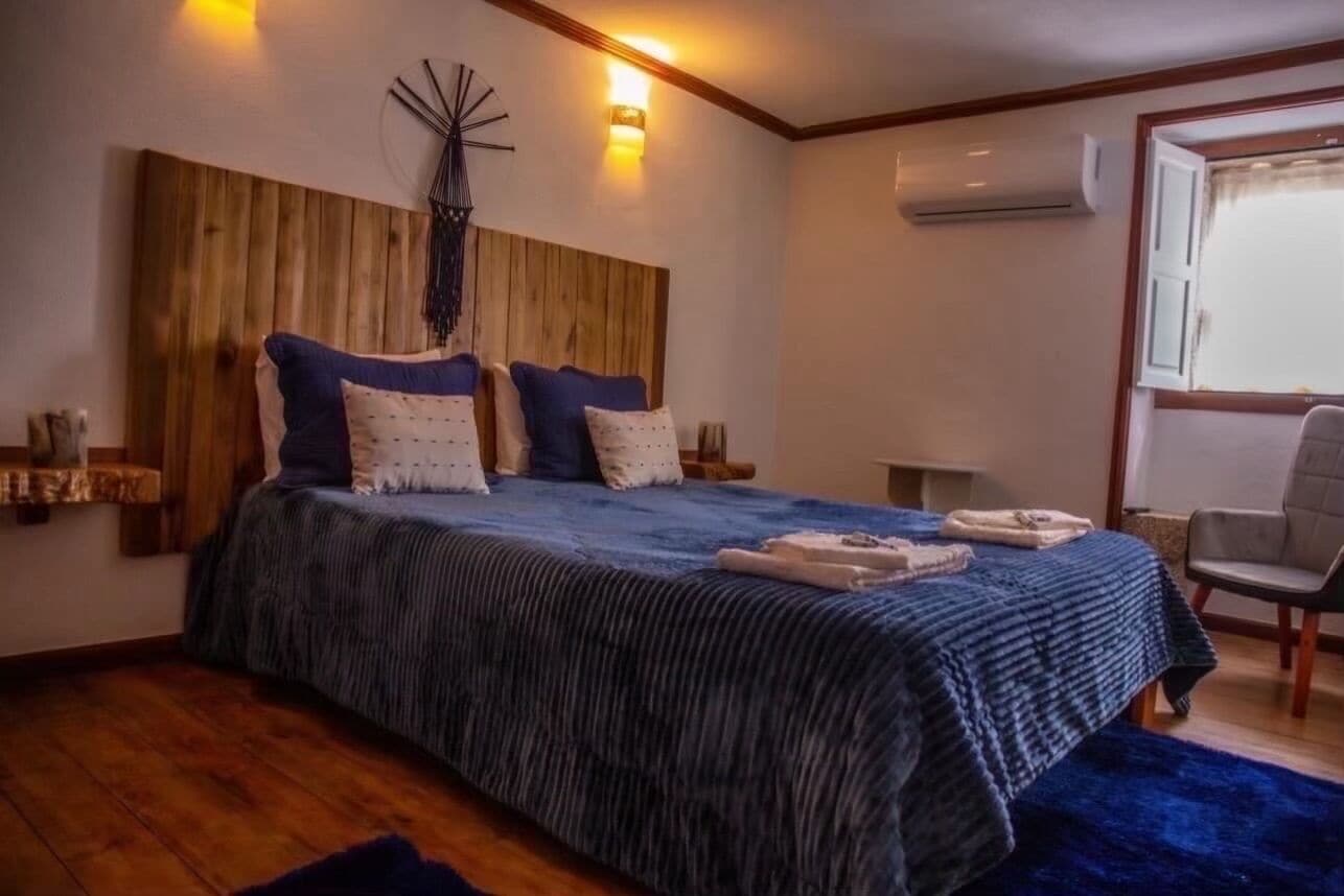 Shower, rainfall showerhead, free toiletries, hair dryer