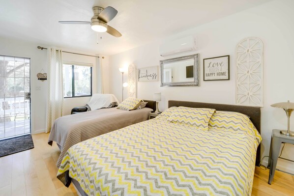 Espacio para trabajar con laptop y ropa de cama 