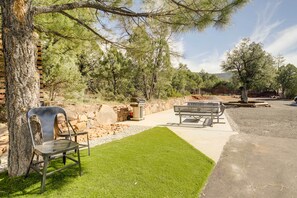 Outdoor dining - Strawberry Vacation Rental w/ Fire Pit & Grill! (Pine)