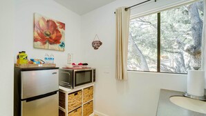 Microwave, cookware/dishes/utensils, paper towels - Bright Strawberry Studio: Close to Hiking Trails! (Pine)