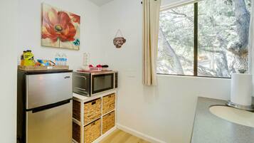 Micro-ondes, batterie de cuisine, vaisselle et ustensiles