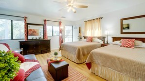 Laptop workspace, bed sheets - Bright Strawberry Studio: Close to Hiking Trails! (Pine)