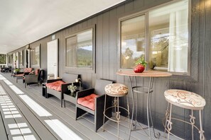 Terrace/patio - Bright Strawberry Studio: Close to Hiking Trails! (Pine)