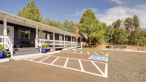 Property grounds - Bright Strawberry Studio: Close to Hiking Trails! (Pine)