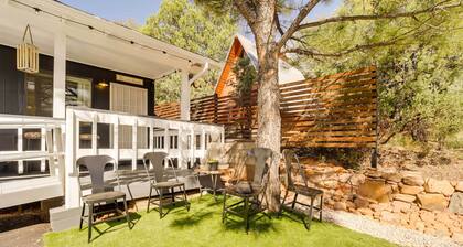 Bright Strawberry Studio: Close to Hiking Trails!