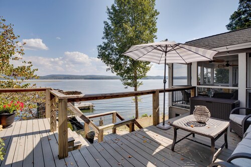 Hot Tub & Dock: Guntersville Lake Getaway!