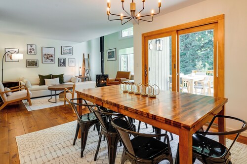 Modern Mountain Haven: 5 Mi to Mt Snow Slopes!