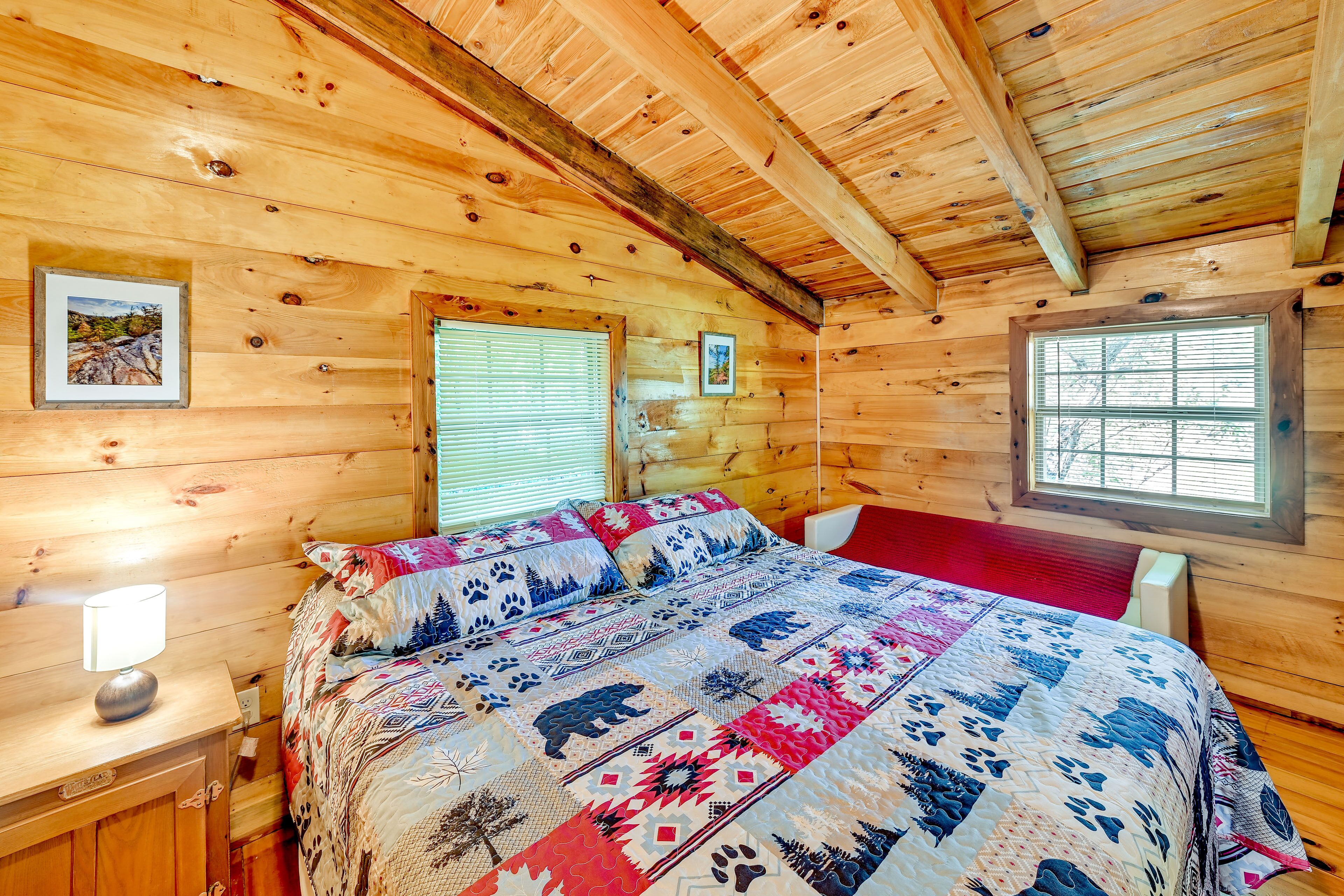 2 kamar tidur, setrika/meja setrika, dan seprai linen