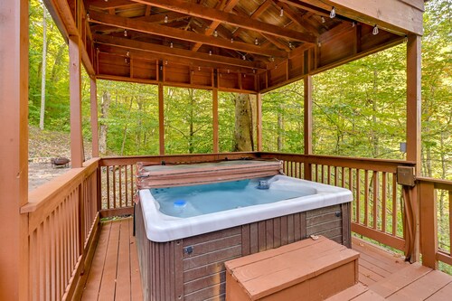 Cozy Cabin w/ Hot Tub in Heart of Red River Gorge!