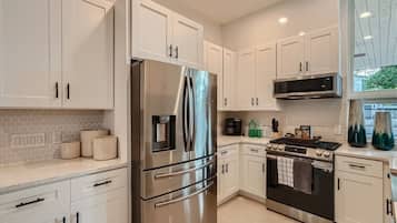 Geladeira, micro-ondas, fogão, cooktop