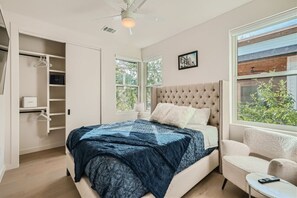 4 bedrooms, desk, iron/ironing board, travel crib - Custom New Build Central Austin Home Mins to DT (Austin)