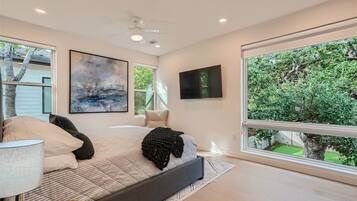 4 quartos, escrivaninha, ferros/tábuas de passar roupa, berço de viagem