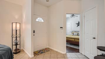 3 dormitorios, escritorio, tabla de planchar con plancha y cuna de viaje