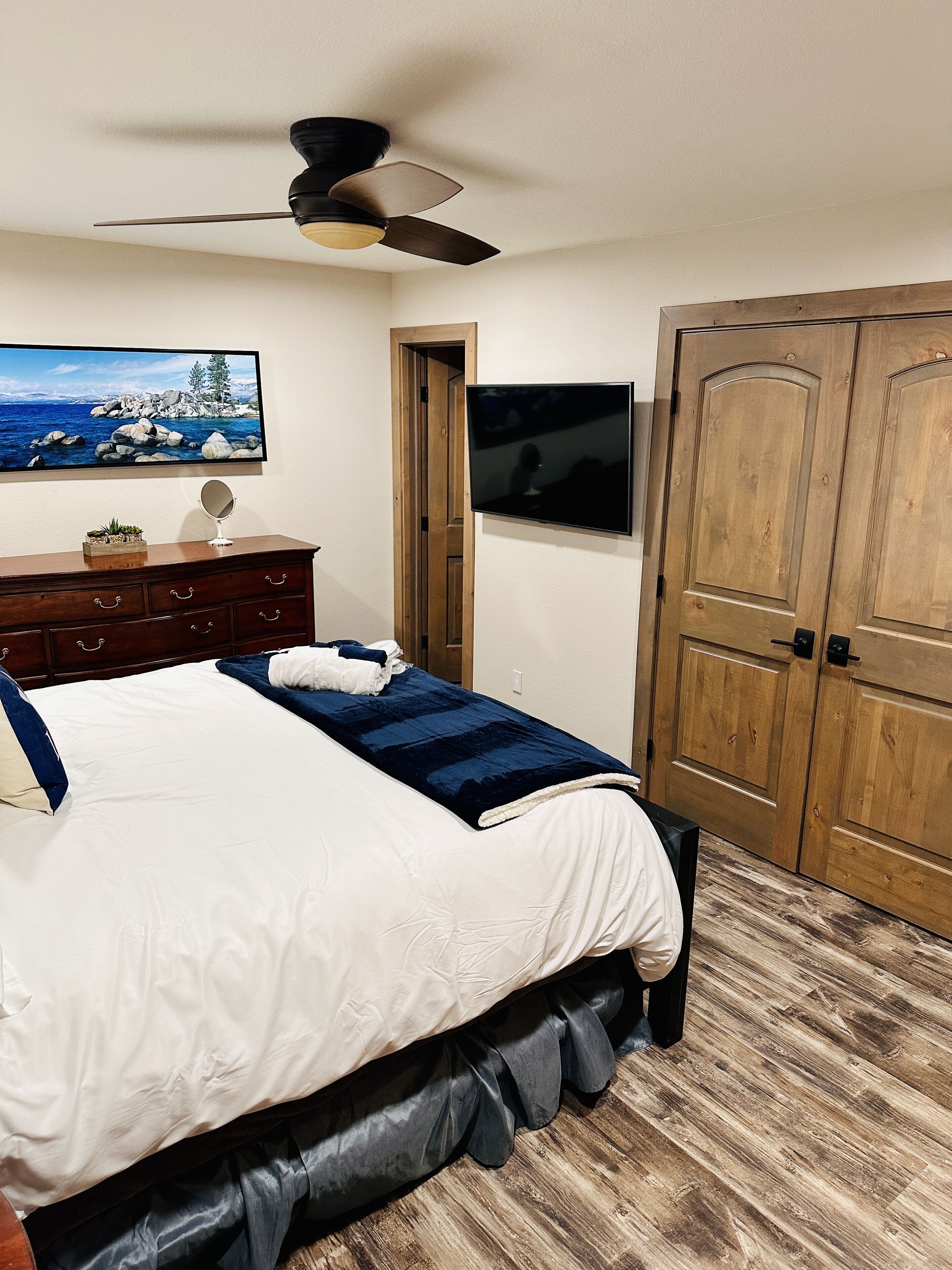 3 bedrooms, desk, iron/ironing board, travel crib