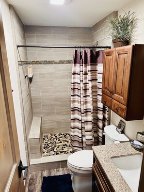 Een douche, een haardroger, handdoeken, zeep