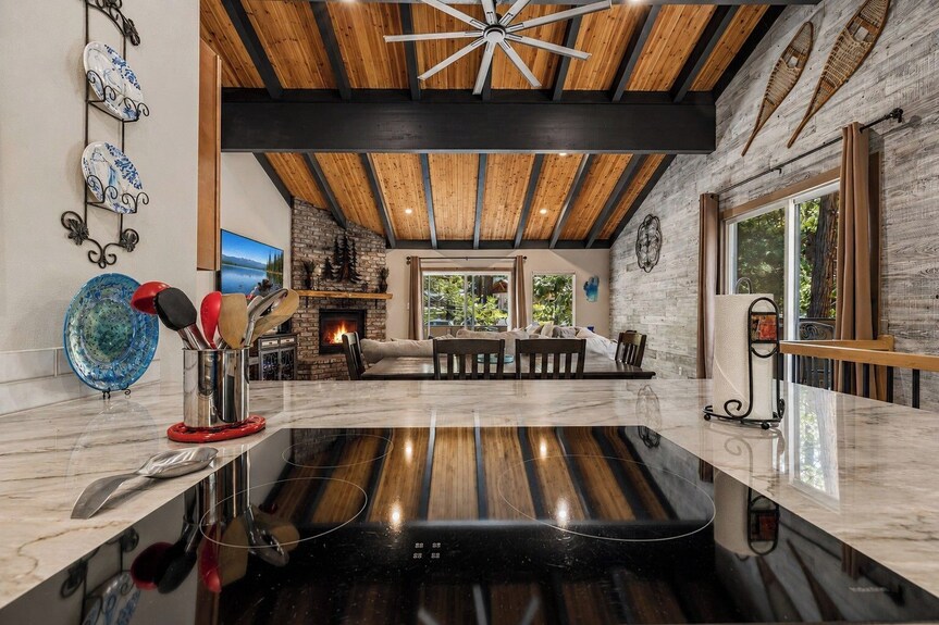 Free Ski Shuttle, Lake, Beach, Fire Place, Pet Friendly, Traeger, 2 Balconies - Carson City, NV