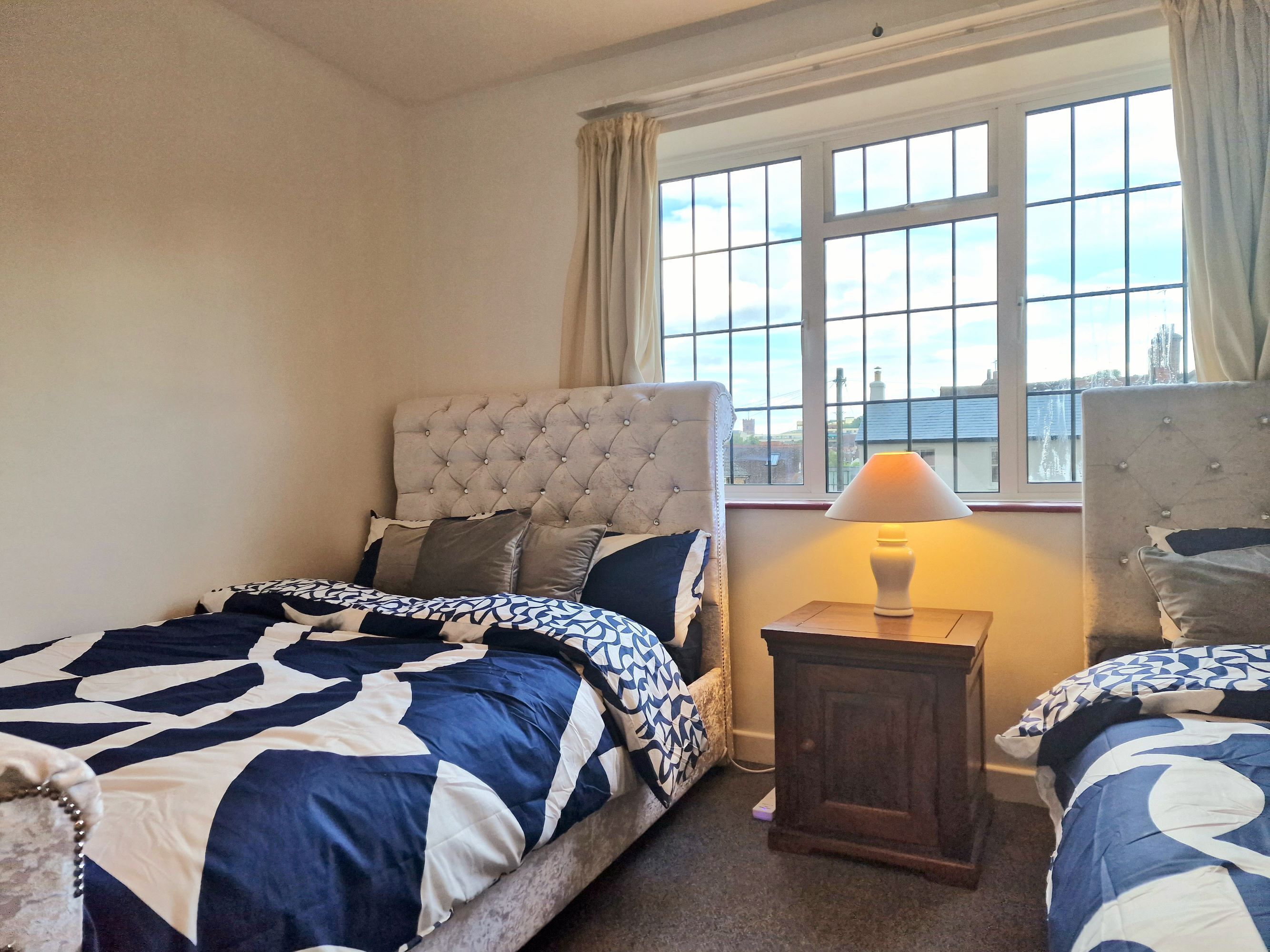 2 makuuhuonetta, työpöytä, silitysrauta/-lauta, ilmainen Wi-Fi