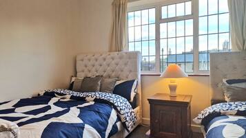 2 makuuhuonetta, työpöytä, silitysrauta/-lauta, ilmainen Wi-Fi