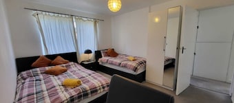 Entire apartment for 1 to 5 guests in central Guildford with free parking