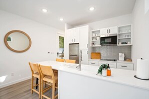 Fridge, microwave, stovetop, dishwasher