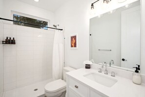 Bañera, secador de pelo y toallas